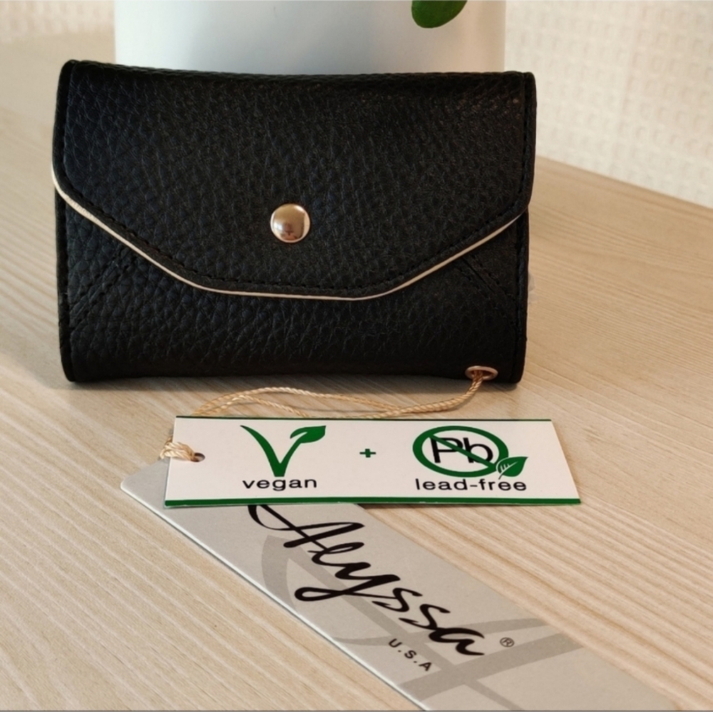 💰Alyssa Vegan Black Wallet/Wristlet w/Cream Interior